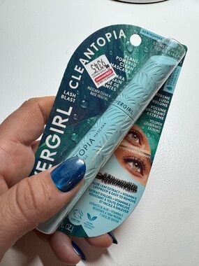 COVERGIRL Cleantopia Lash Blast Waterproof Mascara - Black